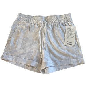 Lululemon 🍋Spring Break Away Shorts size 6